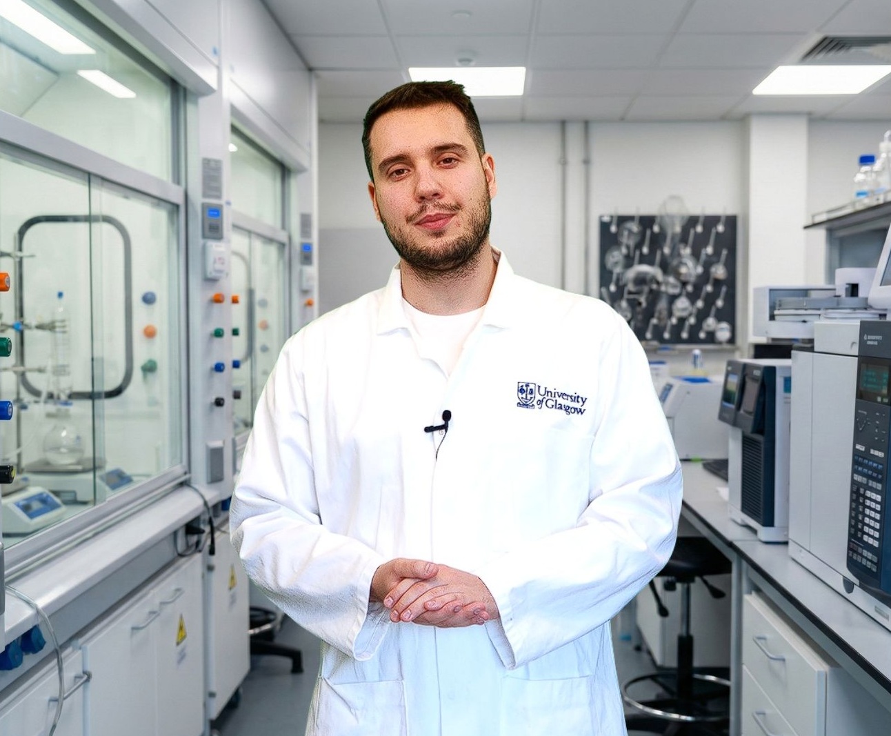 Adrian w laboratorium chemicznym Uniwersytetu w Glasgow