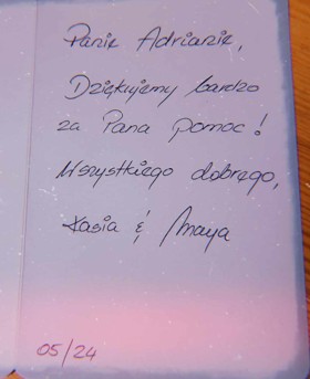 Odręczna kartka z podziękowaniem: Panie Adrianie, dziękujemy bardzo za Pana pomoc - Kasia i Maya